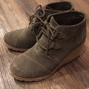 CUTE casual Toms Desert Wedge booties in Olive